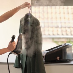 Braun CareStyle 7 Pro IS 7286 BK Steam Iron 2700W - Elegant Black & Gold Design for Effortless Ironing!
